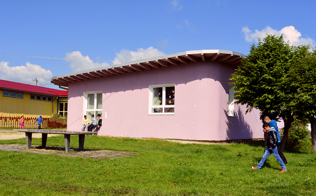 Image of back side of pink building the Scoala Waldorf Hans Spalinger in Roşia, Romania